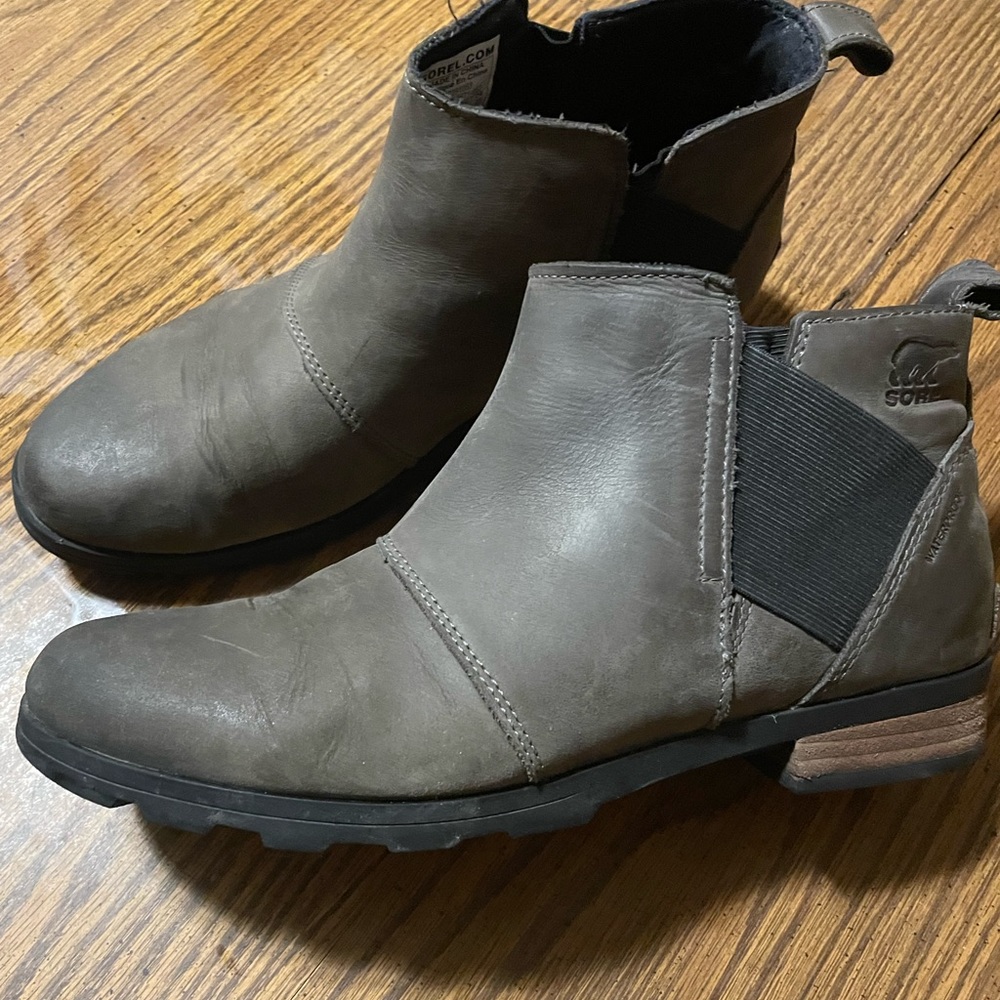 Sorel brown/tan boots.  Worn, but still in good condition.